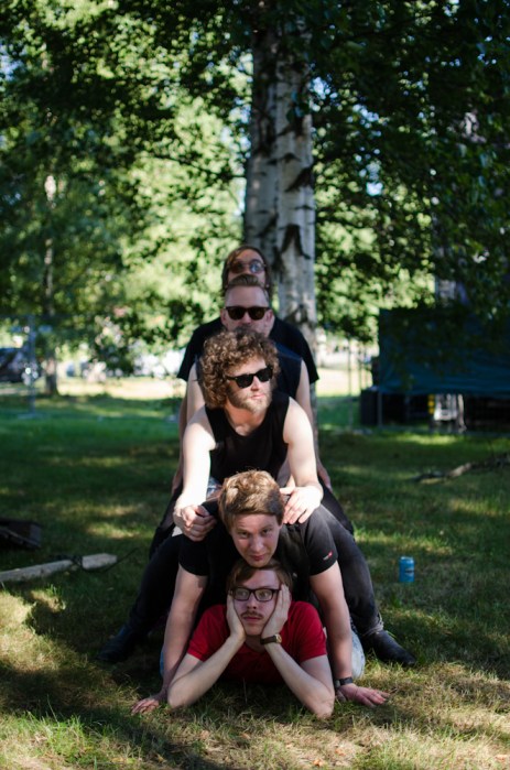 Saijaa saijaa ja satsattaa. Jätkät muodostivat komeimman ihmispyramidin miesmuistiin. Kuva: Aleksi Malinen.