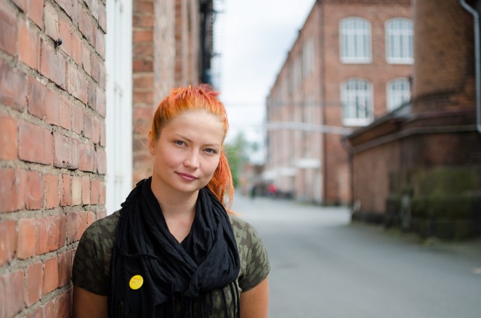 Teatteriaktiivi Reetta Turtiaisen kaulaliinassa on pinssi.