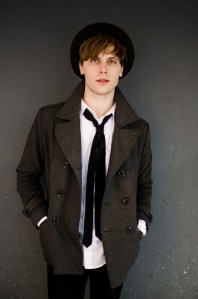 Kirjailija Miki Liukkonen pukeutuu löysään kravattiin.