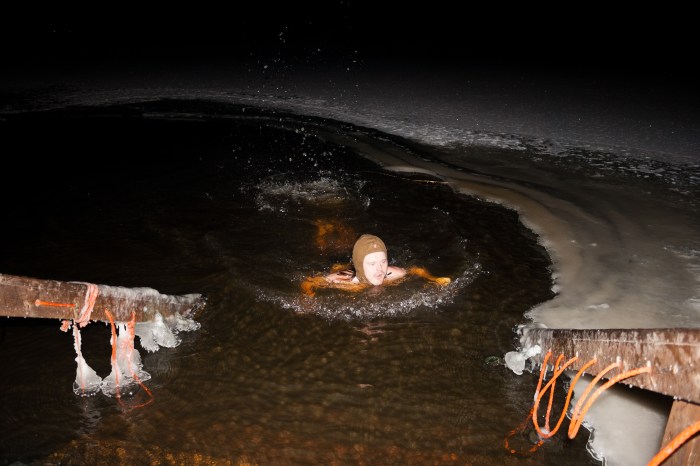 Hyytävä vesi vetää miehen vakavaksi. Kuva: Esa Keskinen