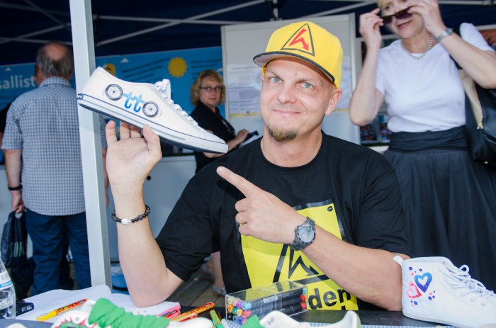 Hende tuoreen taideteoksensa kera.