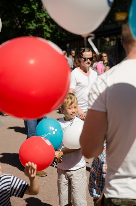 Poika ja ilmapalloja.