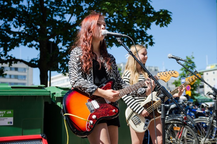 Ella sanoo ihastutti kuulijoita Yrjönkadulla.